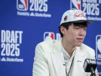 九游娱乐官方平台-杨瀚森连得5分打停鹈鹕，下场与队友握手相互打气
