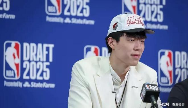 杨瀚森连得5分打停鹈鹕，下场与队友握手相互打气