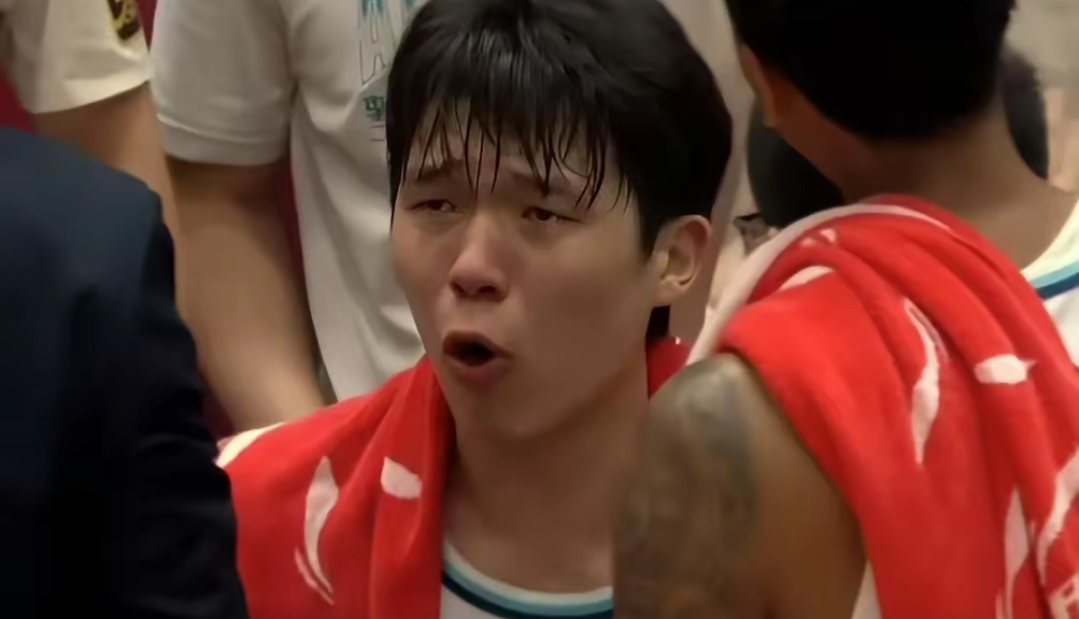 杨瀚森连得5分打停鹈鹕，下场与队友握手相互打气